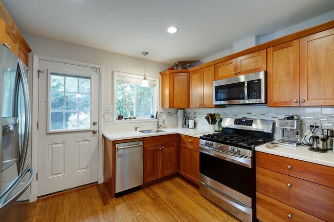 Building Photo - 9420 Holland Ave