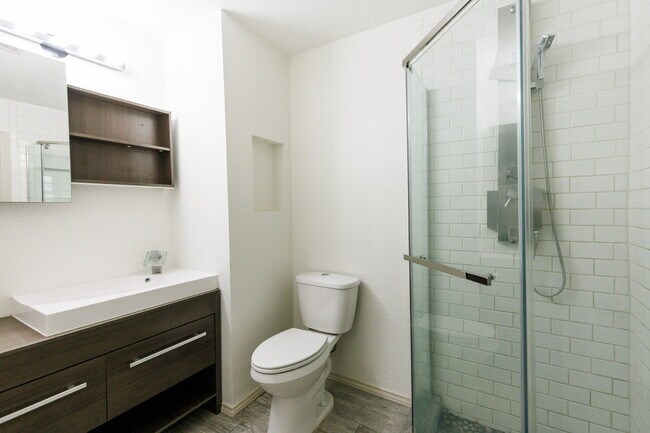 Building Photo - Newly remodeled 3/2/2 in north Lubbock!  M...