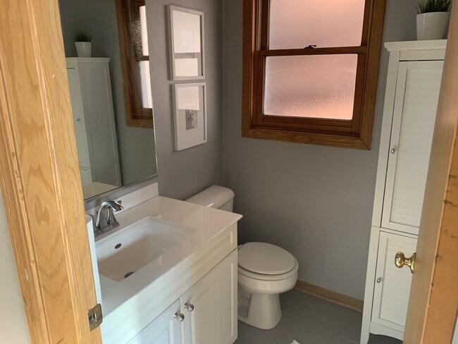 master bath - 939 N Fairfield Ave