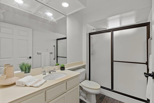 Building Photo - 1560 Circa Del Lago