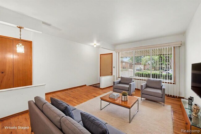 Building Photo - 35656 Saxony Dr