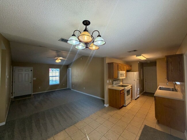 Building Photo - 3/2 Move-in Ready