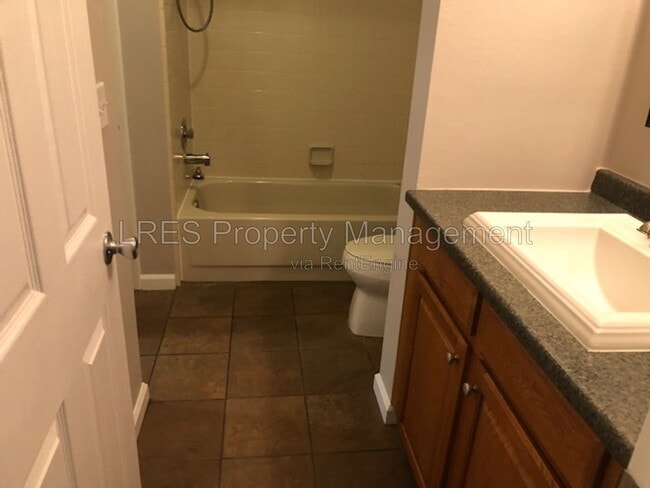 Building Photo - 1406 Northlake Dr