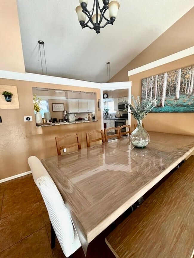 Building Photo - Well maintained 4 bedroom home available in the Rockrimmon area!