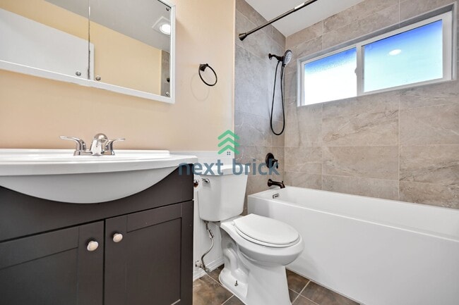 Building Photo - Charming 4-Bed Oasis in Renton with 2 Full Baths