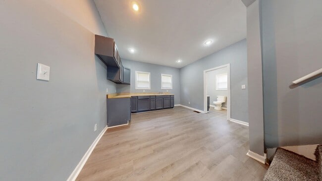 Building Photo - Large 4 bedroom, 1 1/2 baths