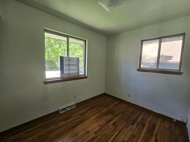 Building Photo - 2 Bedroom 1 Bath Duplex Kent Ohio 44240