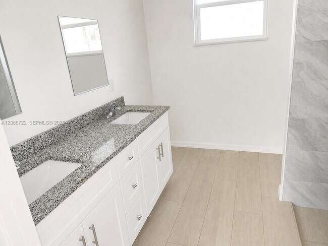Building Photo - 608 Kleinart Dr