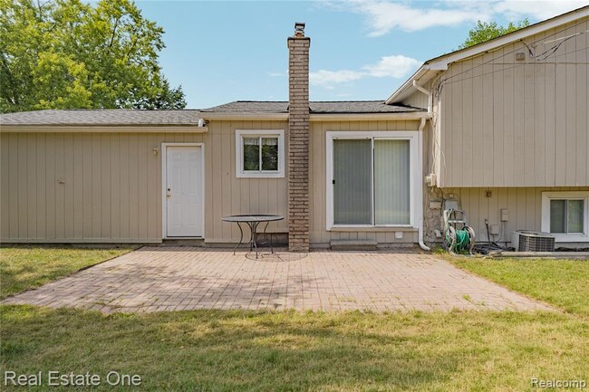 Building Photo - 348 Decca Dr