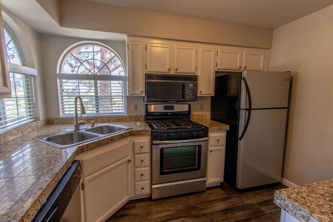 Building Photo - SPECTACULAR 2BED/2BATH CONDO IN HENDERSON!