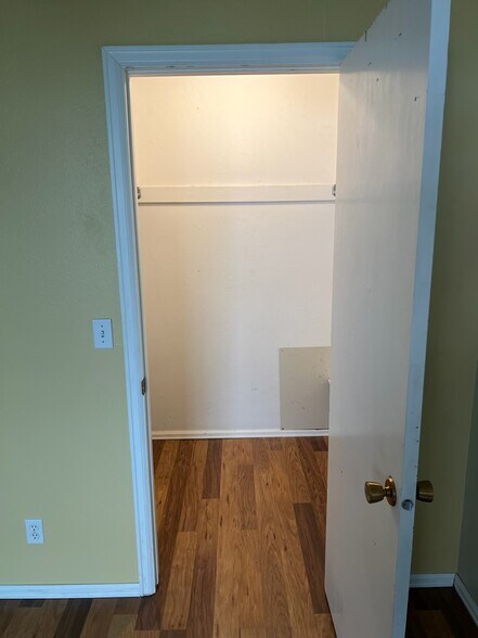 walk in closet - 3250 Oneal Cir