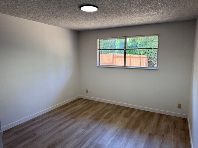 Building Photo - Large single level 2-bedroom/1 bath duplex in Springfield!
