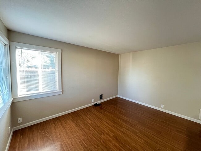 Building Photo - Updated and Bright 3 Bedroom 2 Bath Home in NE Portland (PDX/Columbia River)