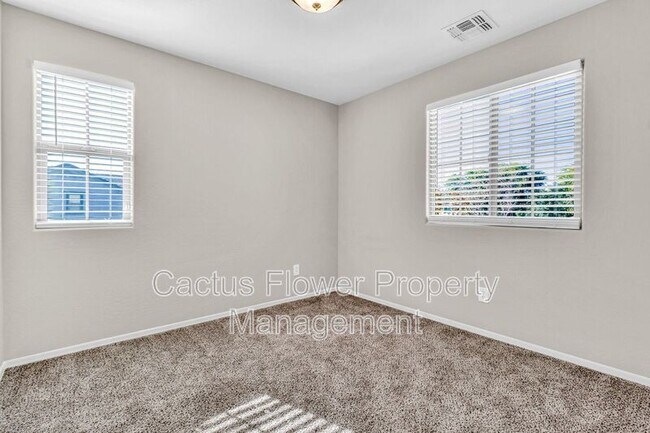 Building Photo - 2544 E Vermont Dr