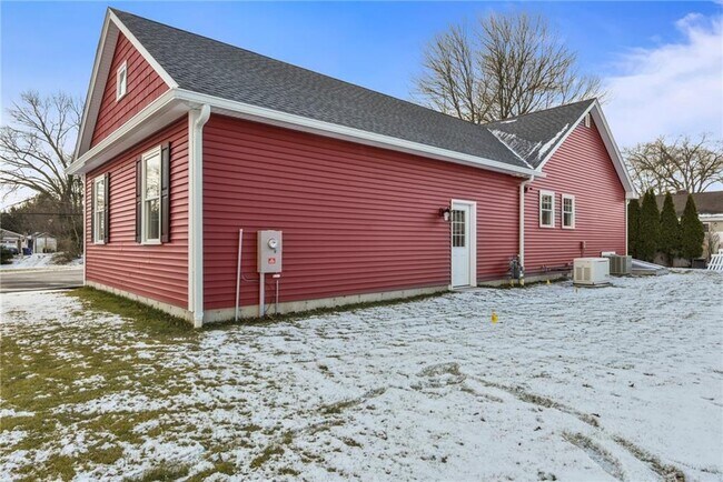 Building Photo - 95 Honeysuckle Rd