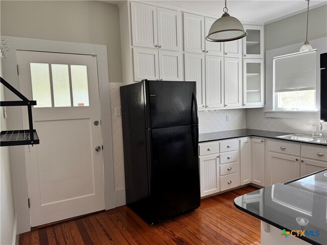 Building Photo - 713 Burleson St