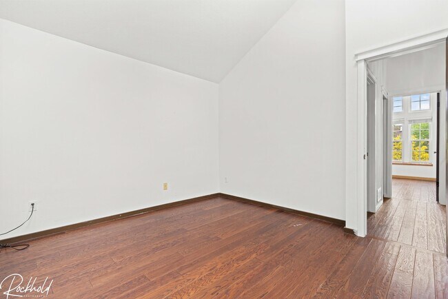Building Photo - 1253 S Flower Cir