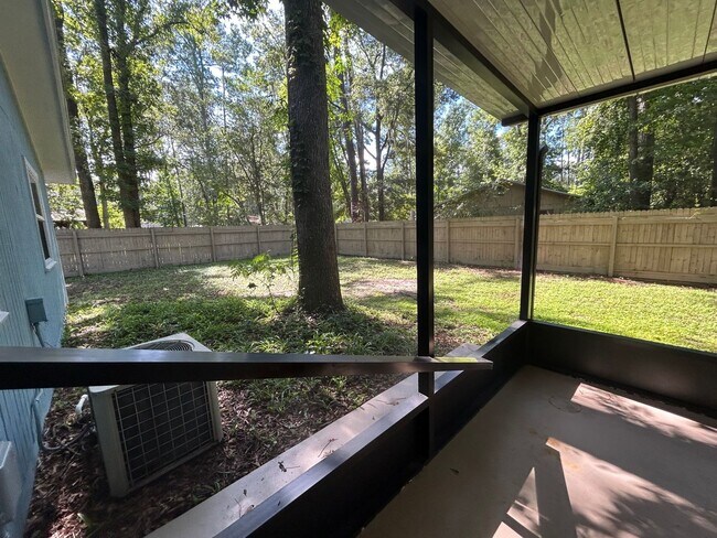 Building Photo - Dream home awaits: stunningly updated 3 be...