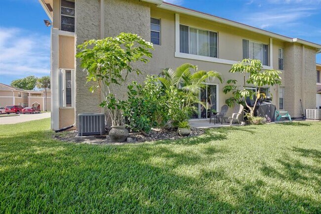 Building Photo - 9949 Twin Lakes Dr