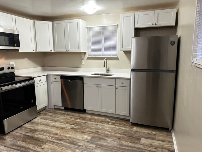 Building Photo - 3 Bed 1.5 Bath with an Additional Bedroom