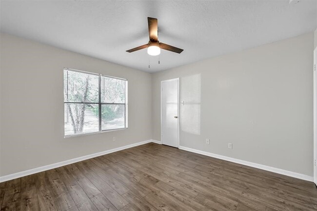 Building Photo - 900 Holly Dr