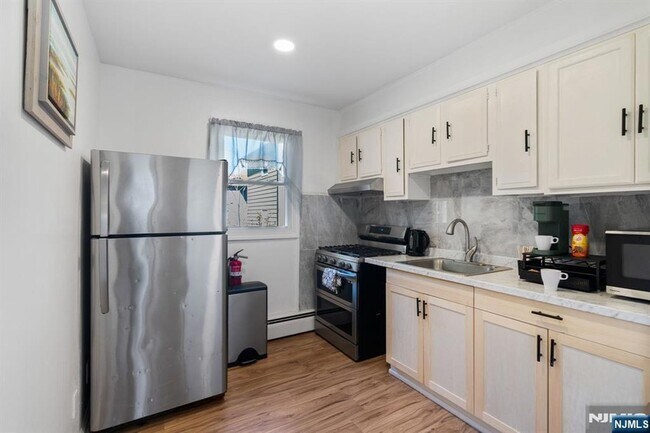 Building Photo - 401-403 Essex Street Unit A