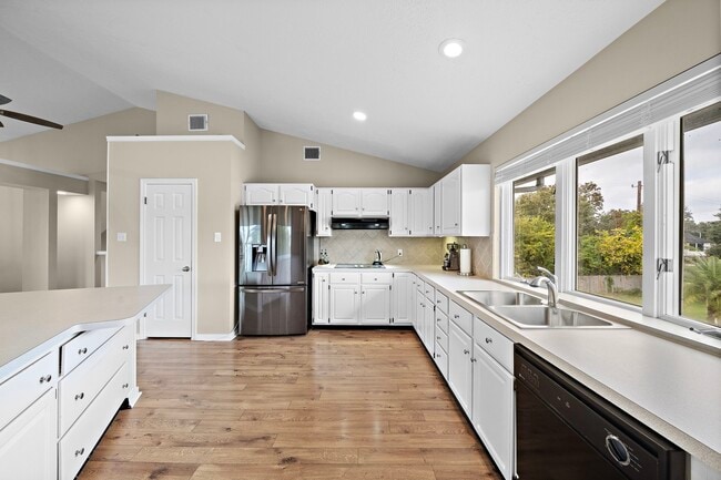 Building Photo - 2523 Baycrest Dr