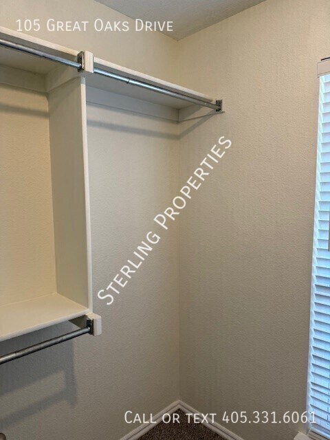 Building Photo - 105 Great Oaks Dr