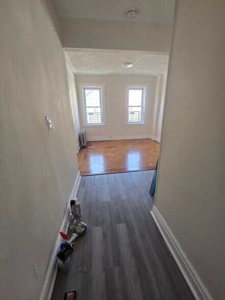 Building Photo - 526 S 15th St
