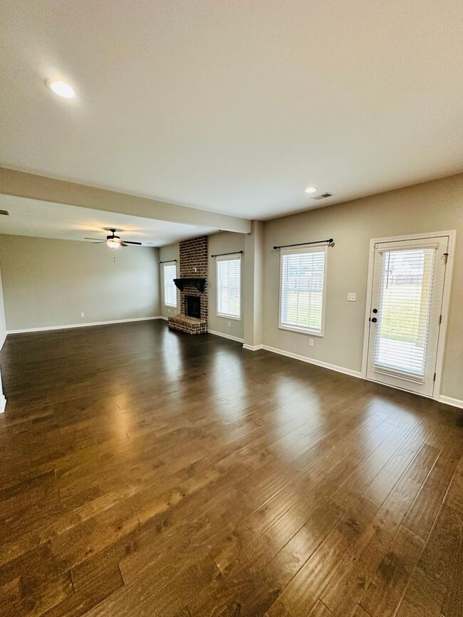 Building Photo - 206 Pearl Moss Ln