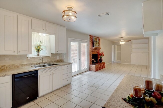 Building Photo - Updated 3 Bedroom / 2 Bathroom