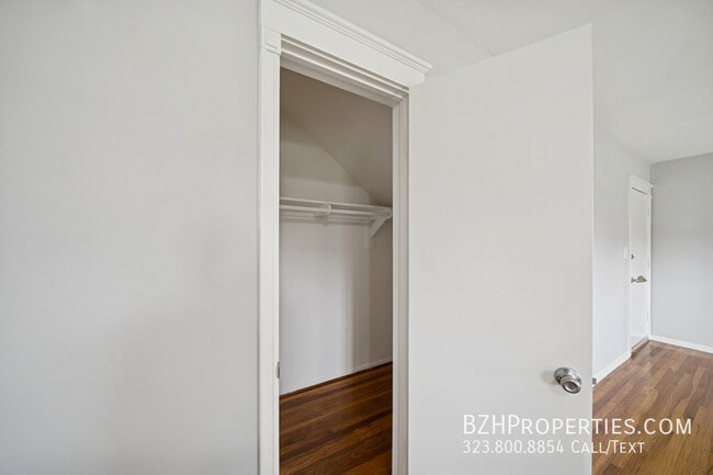 Building Photo - 5329 Vantage Ave