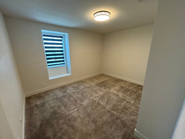 Building Photo - Spacious 4 Bed 2.5 Bath Home in Ellis with Solar!