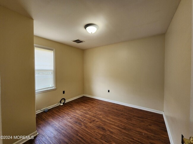 Building Photo - 11 Lincoln Ave