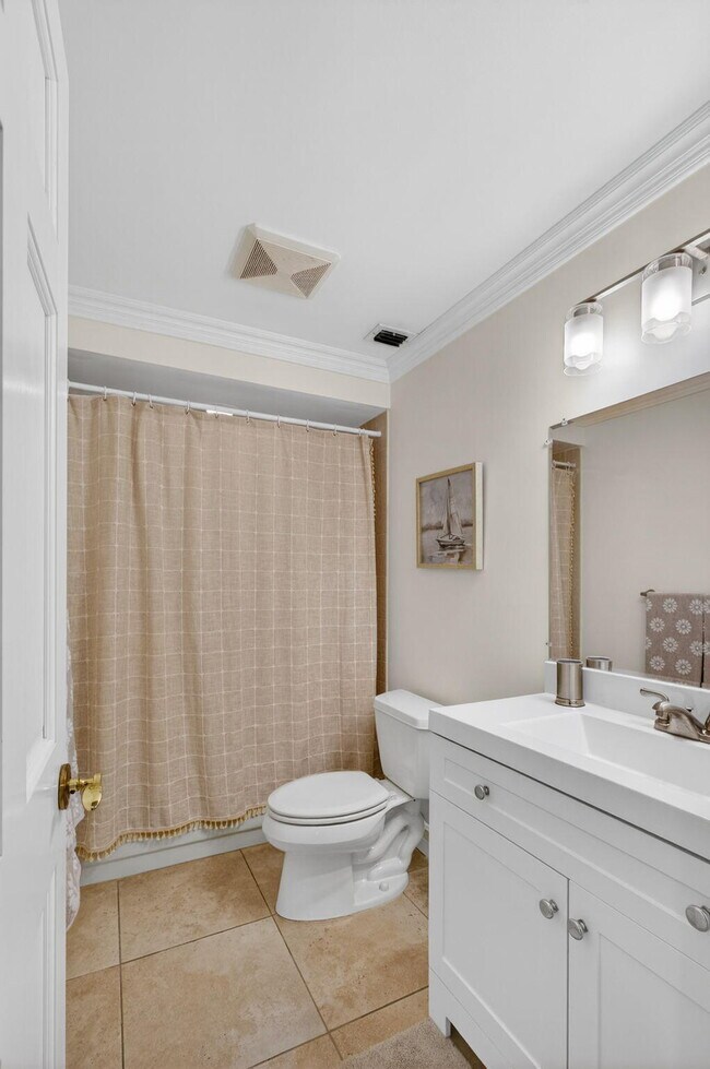 Building Photo - 119 Club Dr