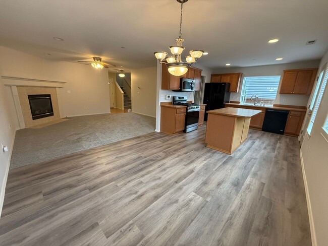 Building Photo - DuPont 3 bedroom+ den,  1712 SF home, adja...