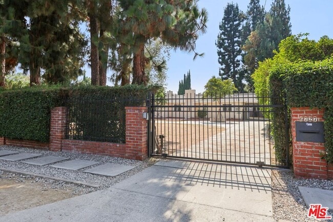 Primary Photo - 6727 Orion Ave