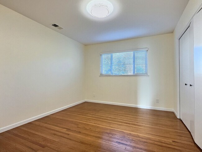 Building Photo - 3BD/2BA - Updated Charming Single Family Home in Great Location!