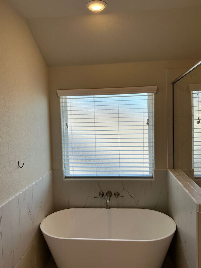 Building Photo - 4/2/2 GODLEY ISD - Two Story Home - Fireplace