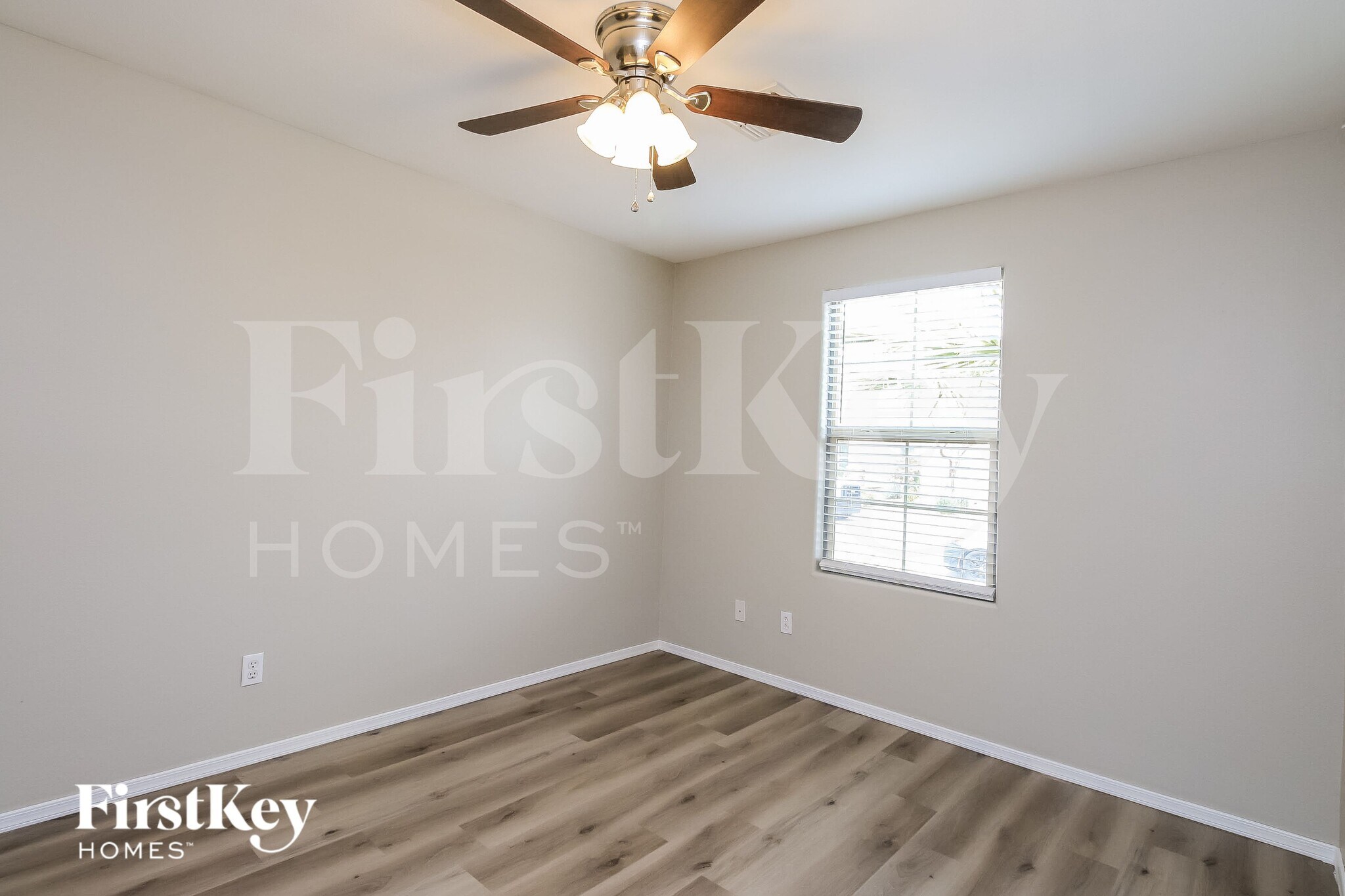 Building Photo - 941 E Leslie Ave