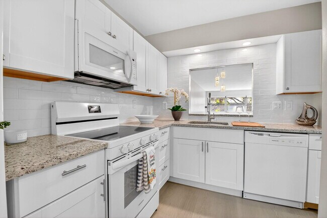 Building Photo - 2018 SW 29th Ct