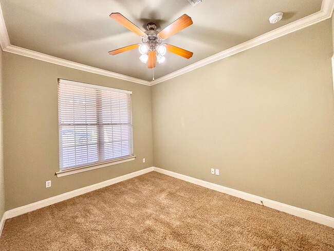 Building Photo - Three Bedroom Townhouse in Gated Community...