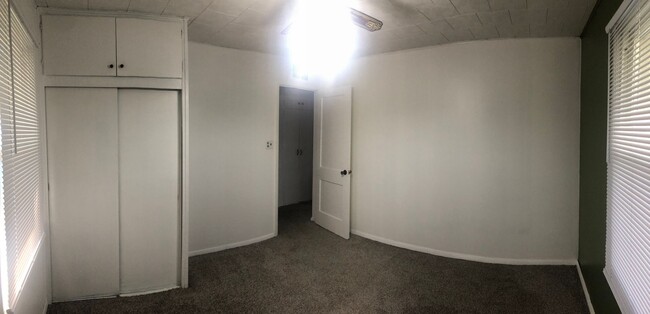 Building Photo - Spacious 2-Bedroom Home