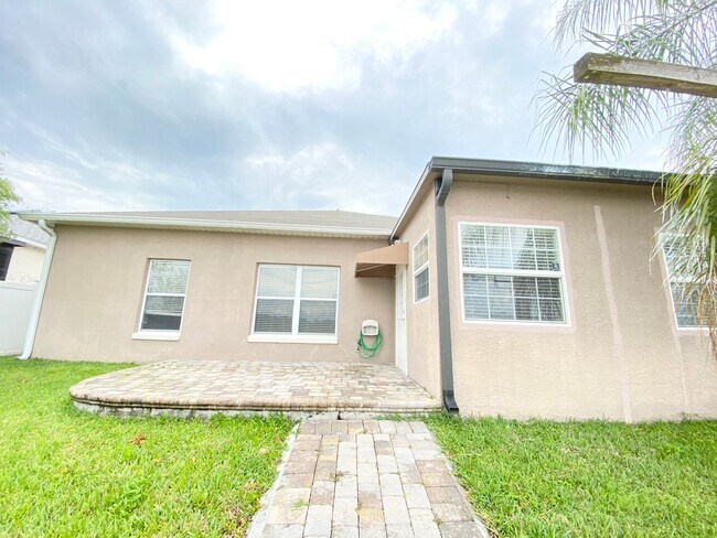 Building Photo - Beautiful Lake View Home in Waterside Estate!