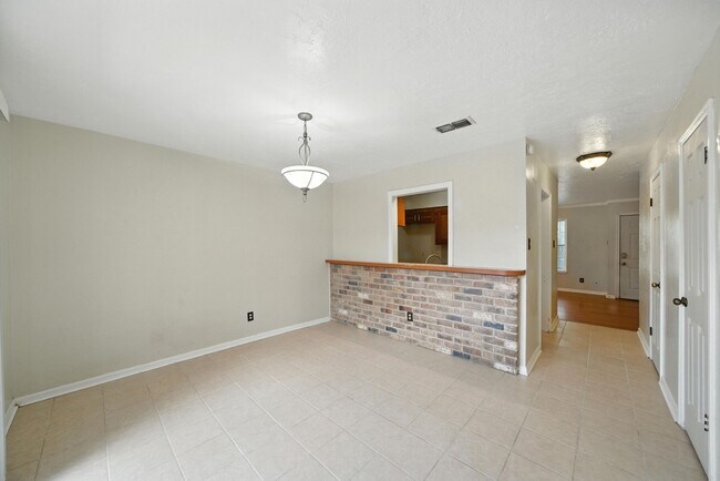 Building Photo - 10666 Hazelhurst Dr