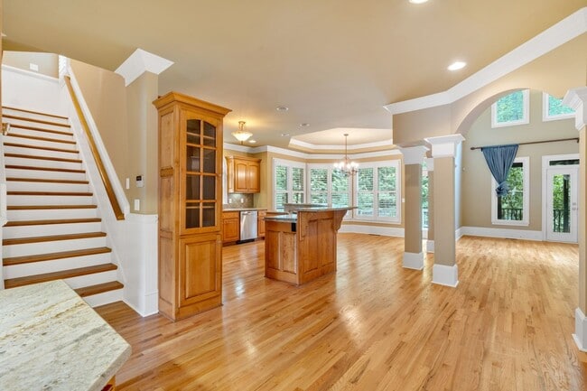 Building Photo - Spacious 7BR House in Powder Springs