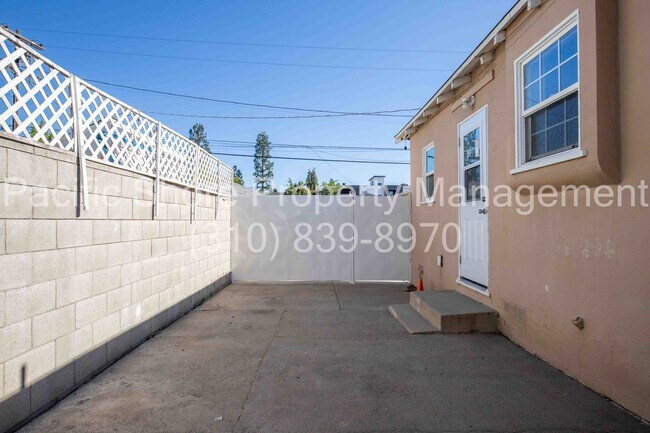 Building Photo - 14220 Gilmore St