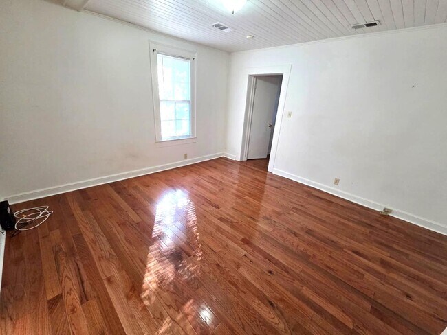 Building Photo - 310 7th St