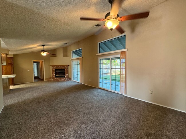 Building Photo - Northwest Bakersfield Home