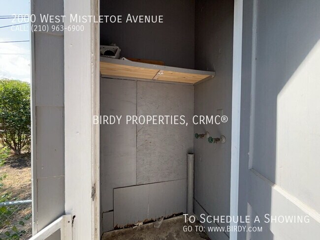 Building Photo - 2000 W Mistletoe Ave